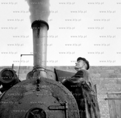 Kolejarz w parowozowni zulawskiej kolejki waskotorowej...