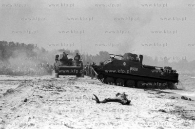 Desant morski jednostki Niebieskich Beretow na plazy...