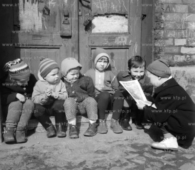 Dzieci na progu domu wspolnie czytaja gazete Swierszczyk.1960
z0002212
Fot....