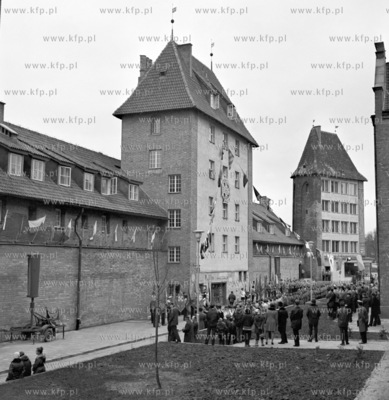 Uroczystosc przekazania odbudowanego po II wojnie swiatowej...