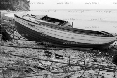 Łodzie rybackie na plaży w Gdyni Orłowie. 
11.07.1980
2lipiec80_z.kosycarz_p13
Fot....