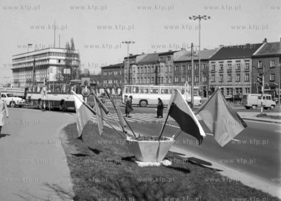 Ulica Wały Jagiellońskie w Gdańsku.  Na drugim planie,...