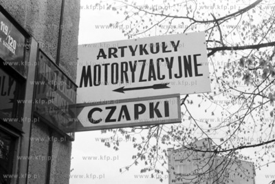 Szyld sklepu z artykułami motoryzacyjnymi na ulicy...