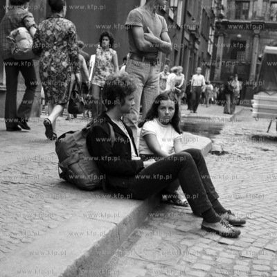 Młodzież odpoczywa na chodniku ulicy Długiej w Gdańsku.
08.1971
0000547z_sierpien1971
Fot....