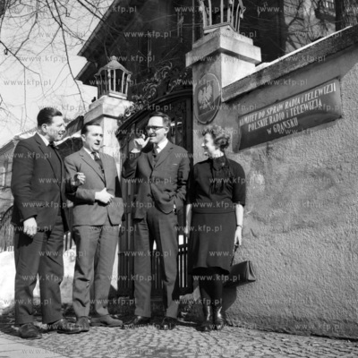Przed wejściem do budynku Komitetu ds. Radia i Telewizji...