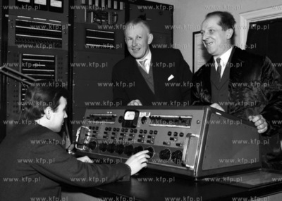 Dziennikarze Radia Gdańsk przy pracy w studiu radiowym....