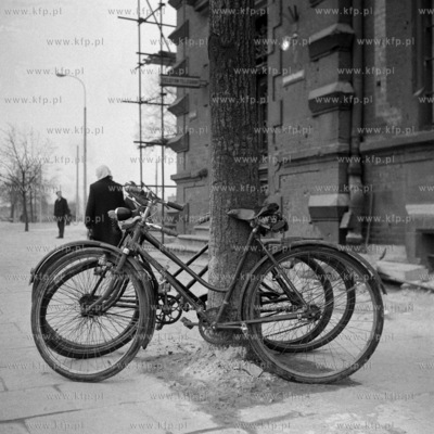 Pozostawione przy drzwie rowery. 
03.1969
0001841z_marzec1969
Fot....
