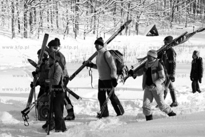 Narciarze na Łysej Górze w Sopocie. 
10.01.1982
1styczen82_z.kosycarz_p8
Fot....