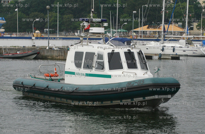 Motorowka patrolowa Sluzby Celnej na wodach Zatoki...