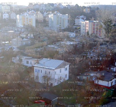 Piecset rodzin z osiedla mieszkaniowego na wzgorzu...