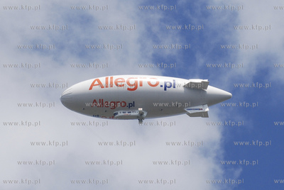 Sterowiec reklamujacy portal Allegro.pl latajacy nad...