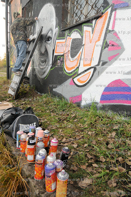 Artystyczne graffiti wykonywane na siedzibie szkoly...