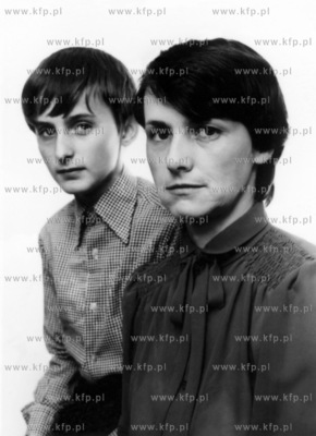 Danuta Walesa wraz z najstraszym synem Bogdanem pozuje...