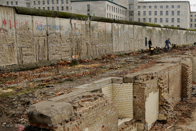 Berlin.Pozostalosci Muru berliskiego - istniejacego...