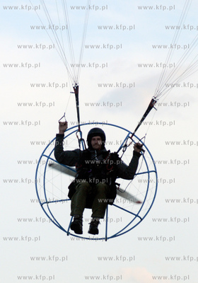 Gdynia. Paralotniarz - fotoreporter latajacy na nad...