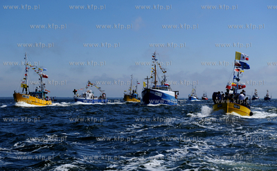 Morska Pielgrzymka Rybakow na lodziach na odpust sw....