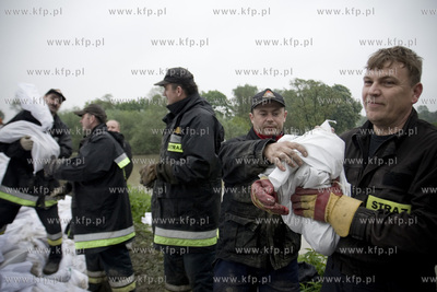 Krakow, Salwator. Umacnianie przeciekajacych walow...