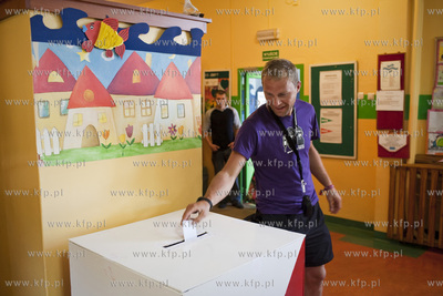 Obwodowa Komisja Wyborcza nr 96 w Gdyni. II tura wyborow...