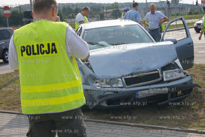 Wejherowo. Na rondzie Solidarnosci cywilny radiowoz...