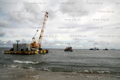 Sopot. Silny polnocny wiatr towarzyszacy sztormowi...