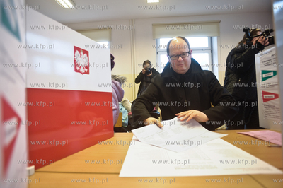 Wybory samorzadowe 2010. Lokal wyborczy  w budynku...