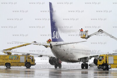 Wiosna w zimowej szacie w Porcie Lotniczym Gdansk im....