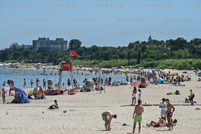 Sopot. Plaża. Czerwona flaga sygnalizująca zakaz...