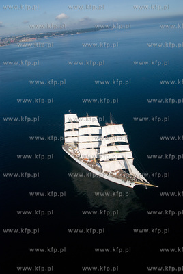 Dar Mlodziezy z perspektywy lotu ptaka u bram Gdyni....