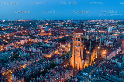 Gdansk, Stare Miasto, Bazylika Mariacka, w dali Centrum...