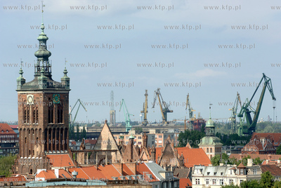 Panorama Gdanska. Na pierwszym planie spalony kosciol...