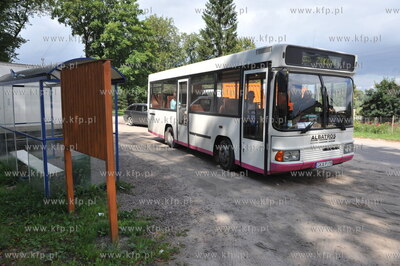 Autobus firmy Albatros na przystanku we wsi Sulmin...