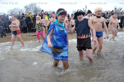 Noworoczna zimowa kapiel ponad 100 gdanskich morsow...