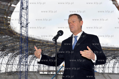 Konferencja prasowa premiera Donalda Tuska na stadionie...