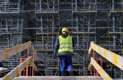 Budowa stadionu PGE Arena w Gdansku. Nz robotnicy budujacy...