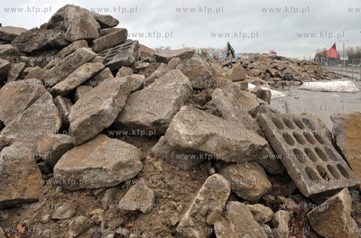 Gdansk. Zaspa. Wyburzanie dawnego pasa startowego wzdluz...