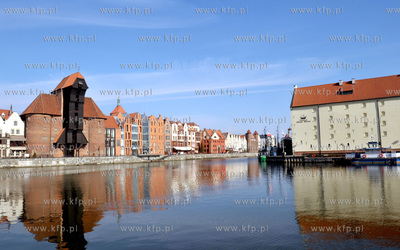 Gdansk, Dlugie Pobrzeze z widokiem na Zuraw. Po prawej...