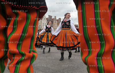 Gdansk. Targ weglowy. I Miejski Polonez Maturzystow....