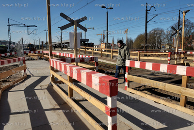 Gdansk Wrzeszcz. Tymczasowe przejscie przez tory na...