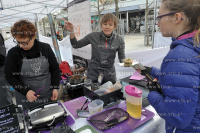 Sopot. Targ sniadaniowy na placu Przyjaciol Sopotu....