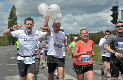 Zawodnicy na trasie I PZU Gdansk Maraton.Skrzyzowanie...