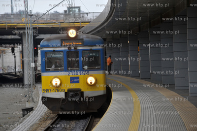 Przystanek SKM Gdansk Srodmiescie. Wjezdza pociag typu...