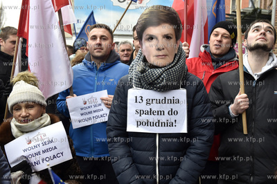 Pikieta opozycji przed biurami posłów PiS na Targu...