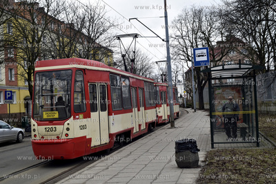 Gdańsk Nowy Port. Tramwaj linii 5  na przystanku na...