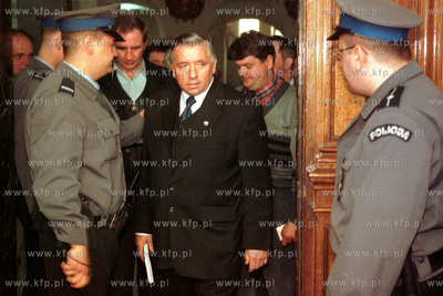 Andrzej Lepper w Sadzie Okregowym w Gdansku - przedstawiono...