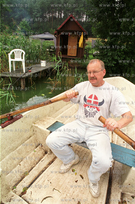 Profesor Brunon Synak przy swojej "rybaczowce" nad...