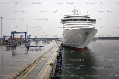 Gdansk. Terminal kontenerowy DCT Gdansk S.A. Nz. wycieczkowiec...