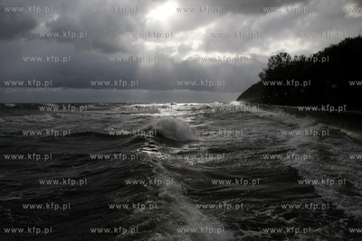 Gdynia. Bulwar nadmorski. Sztorm na Zatoce Gdanskiej....
