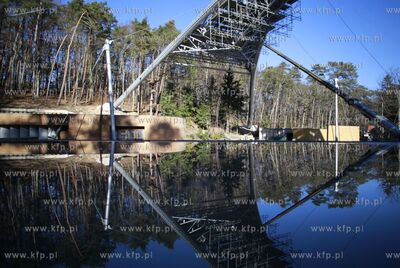 Sopot. Przygotowania do montazu powloki dachu na terenie...