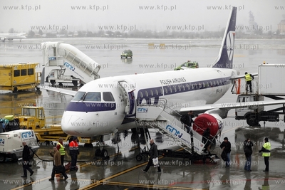 Gdańsk. Samolot LOT-u przy  nowym terminalu pasażerskim...