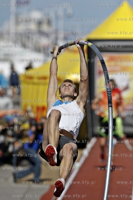 Sopot. 25 edycja turnieju Tyczka na Molo. Nz. skacze...